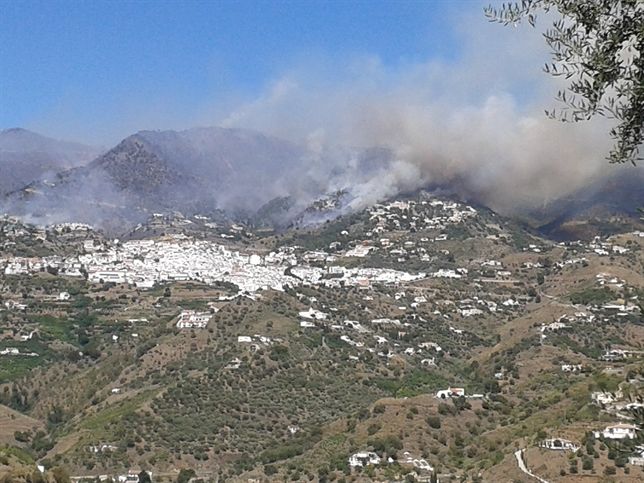 Málaga. Controlado el incendio forestal en Cómpeta tras ‘fulminar’ 200 hectáreas