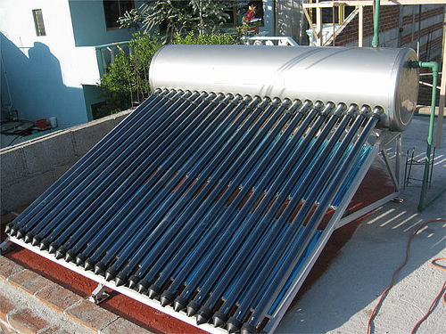 China apoya a Cuba a instalar una fábrica de calentadores solares