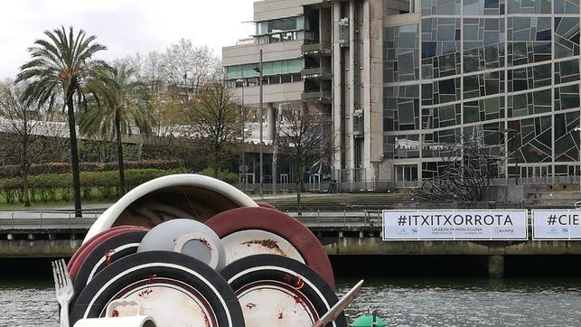 Una vajilla sucia flotando en la ría de Bilbao recuerda la importancia del uso responsable del agua