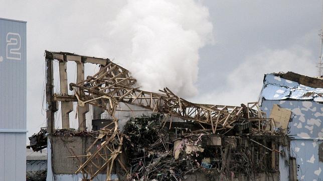 El reactor tres de la central nuclear de Fukushima (Japón) emite una columna de vapor