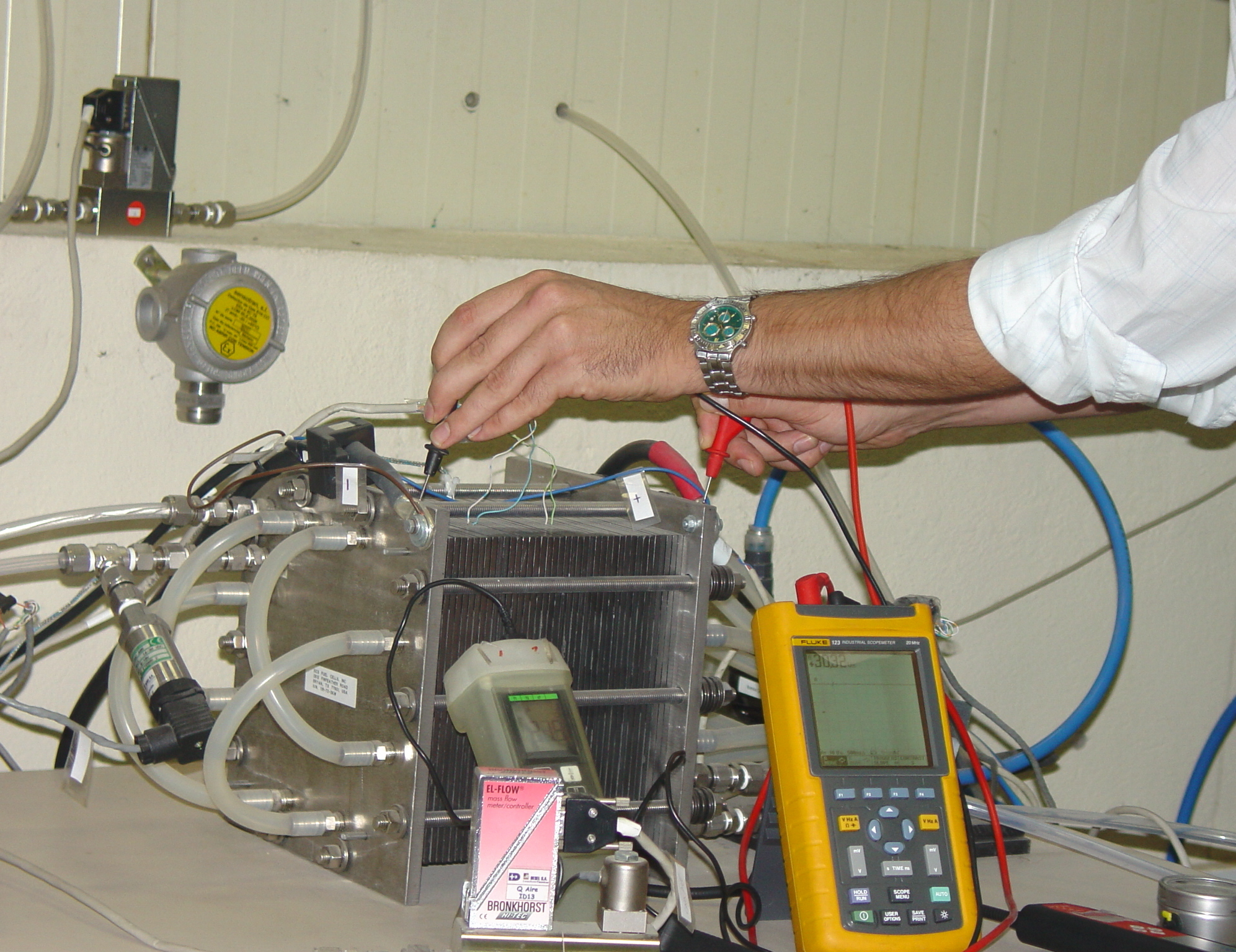 Investigan como obtener hidrógeno para producir energía activando la reacción química con luz solar