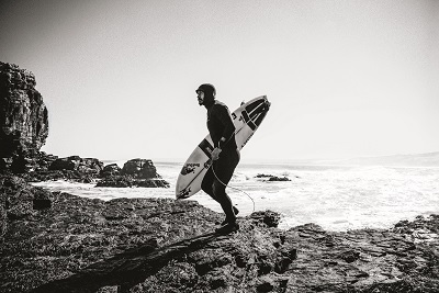 Traje de surf hecho a partir de la planta guayule