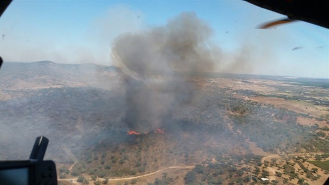 Evolución favorable del incendio en el paraje de El Almendro (Huelva)