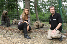 Leona Lewis termina su tour con visita a santuario para osos