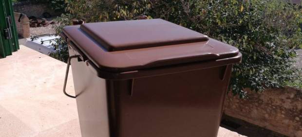 El Consell regala un cubo para materia orgánica y sortea un compostador de residuos