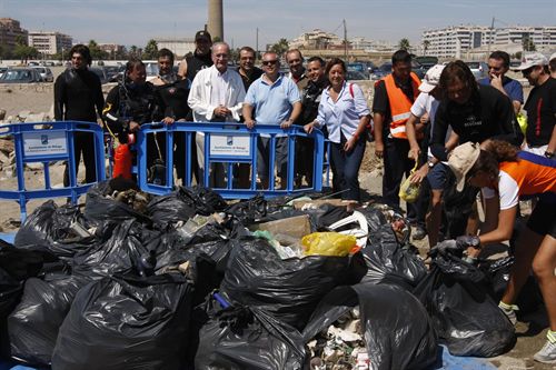 Unos 85 buceadores y más de 30 voluntarios limpian el fondo marino de la térmica