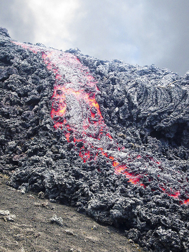 Alertan en Ecuador sobre actividad en volcán El Reventador