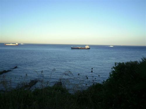 Ecologistas denuncian el fondeo de un buque en el Parque Natural del Estrecho haciendo bunkering