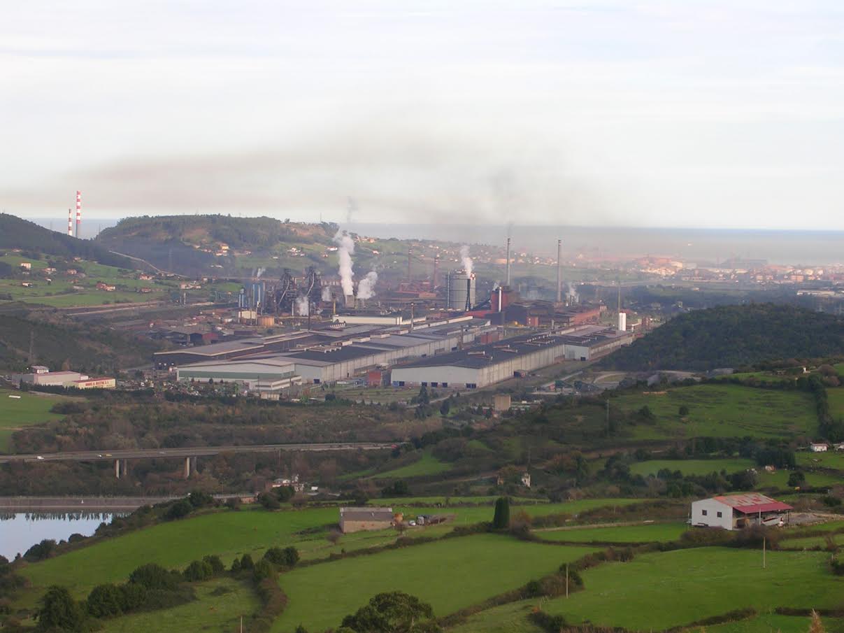Gijón bate un record de contaminación y el Principado autoriza reiniciar reparar las contaminantes baterías de coque de Arcelor