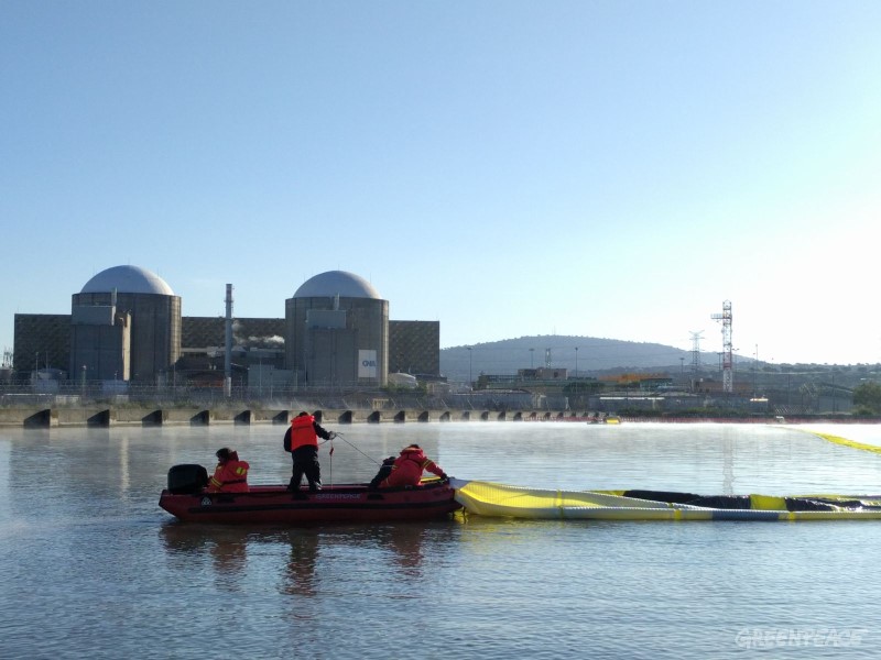 Activistas de Greenpeace señalan con una flecha gigante de 500 m2 que la central nuclear de Almaraz es la siguiente en cerrar