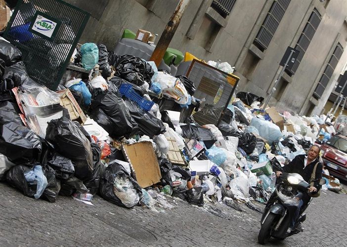 Nápoles cierra sus tiendas por las basuras