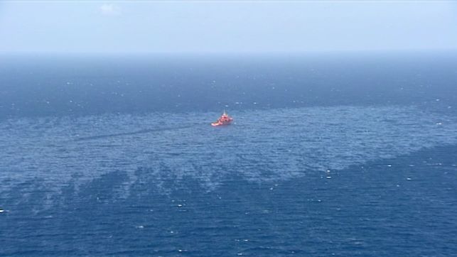 Se limpiará ‘mecánicamente’ la mancha del fuel del pesquero