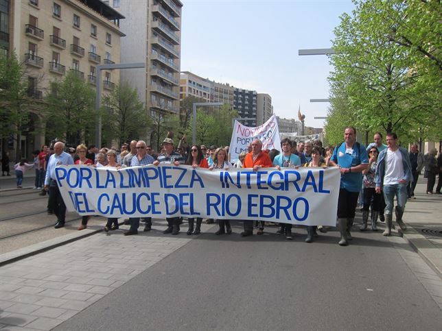Exigen la limpieza del cauce del Ebro