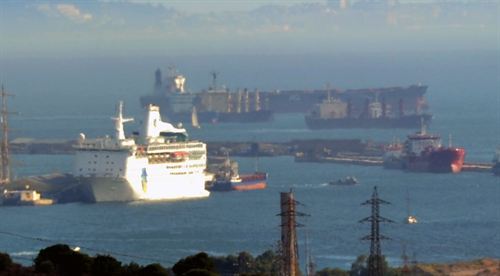 Ecologistas alertan del riesgo que corren los cruceros atracados junto al submarino nuclear Talent en Gibraltar
