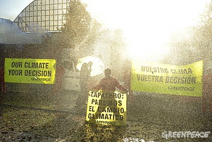 Greenpeace simula una tormenta con lluvia