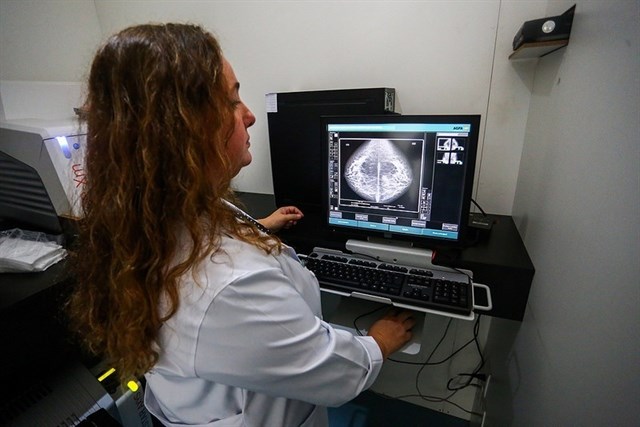 Asocian la alta contaminación del aire a mayor densidad mamaria