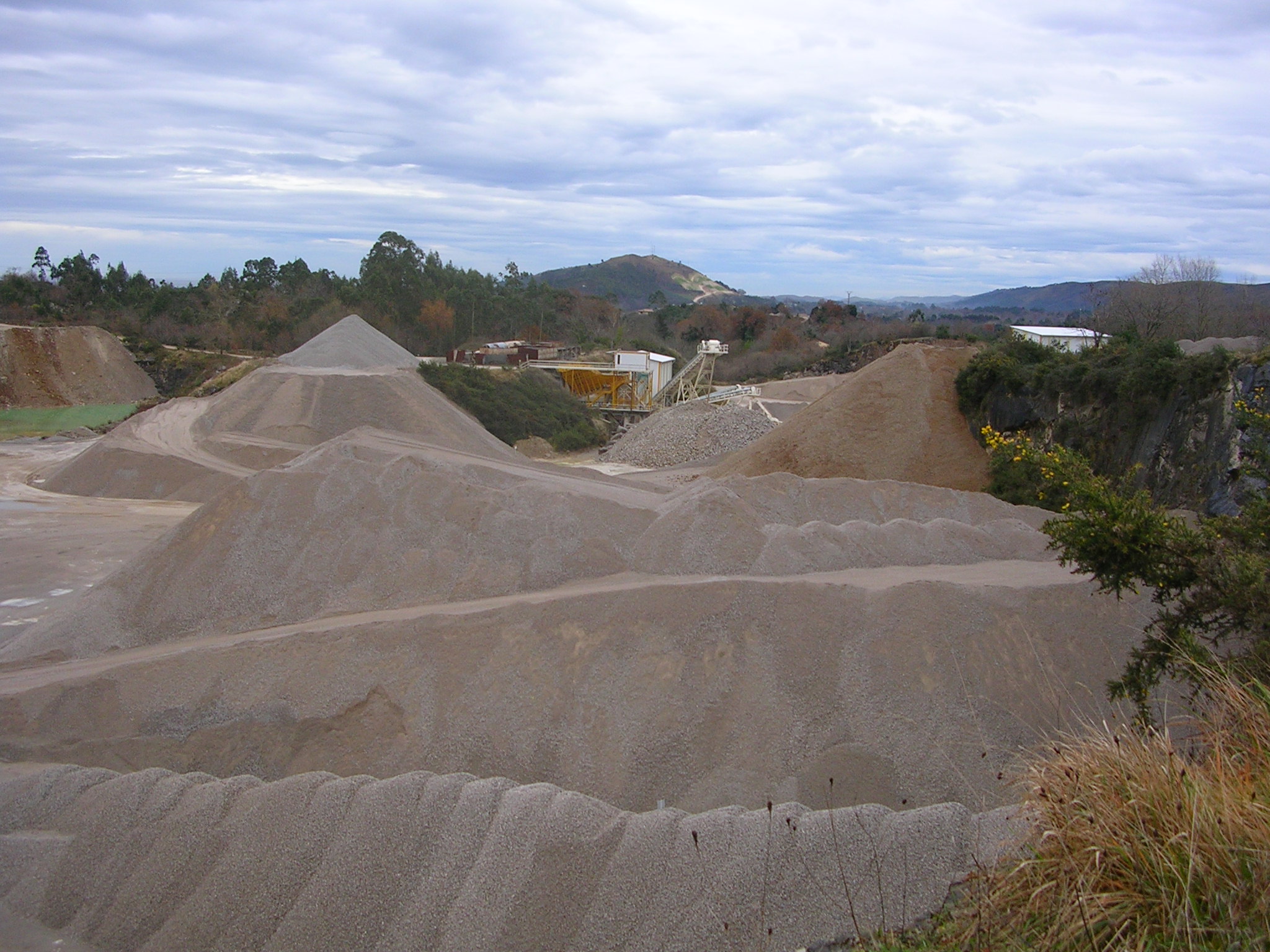 Irregularidades en la cantera de Monica en Parres