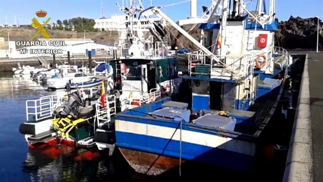 Sorprenden a un barco de pesca con más de una tonelada de pescado sin declarar en Taliarte (Gran Canaria)