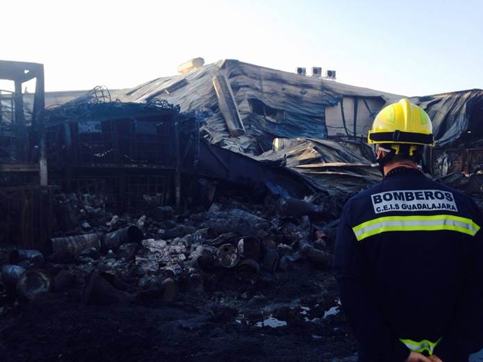 Extinguido el incendio de la planta de reciclaje de Chiloeches