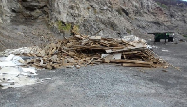 Tiran maderas de forma incontrolada en el barranco de Jagua de San Andrés