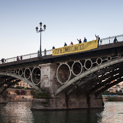 Ecologistas en Acción protestan en el Puente de Triana