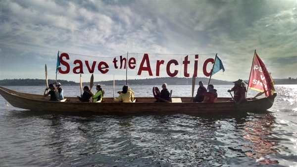 Activistas en kayak intentan parar una plataforma de Shell