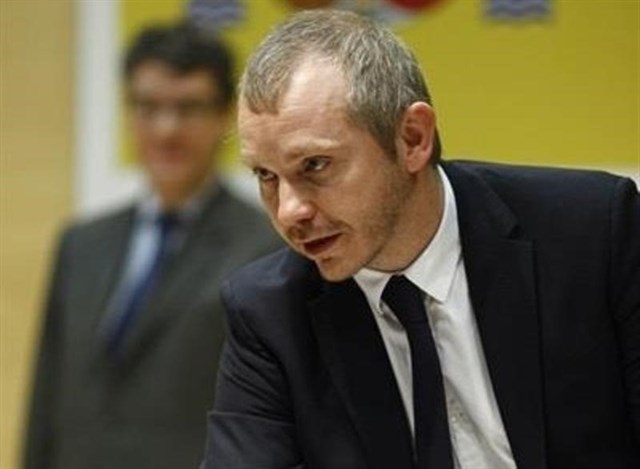 El Gobierno antepone potenciar la infraestructura de recarga y la investigación al vehículo eléctrico