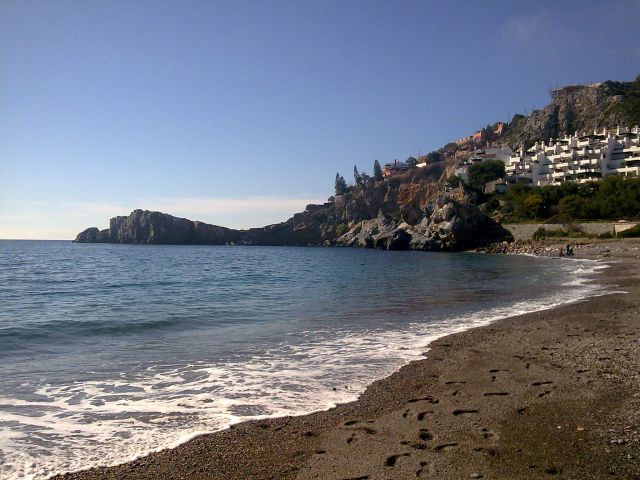 Retiran una red de pesca ilegal de 300 metros cuadrados en la Playa de Marina del Este de Almuñécar