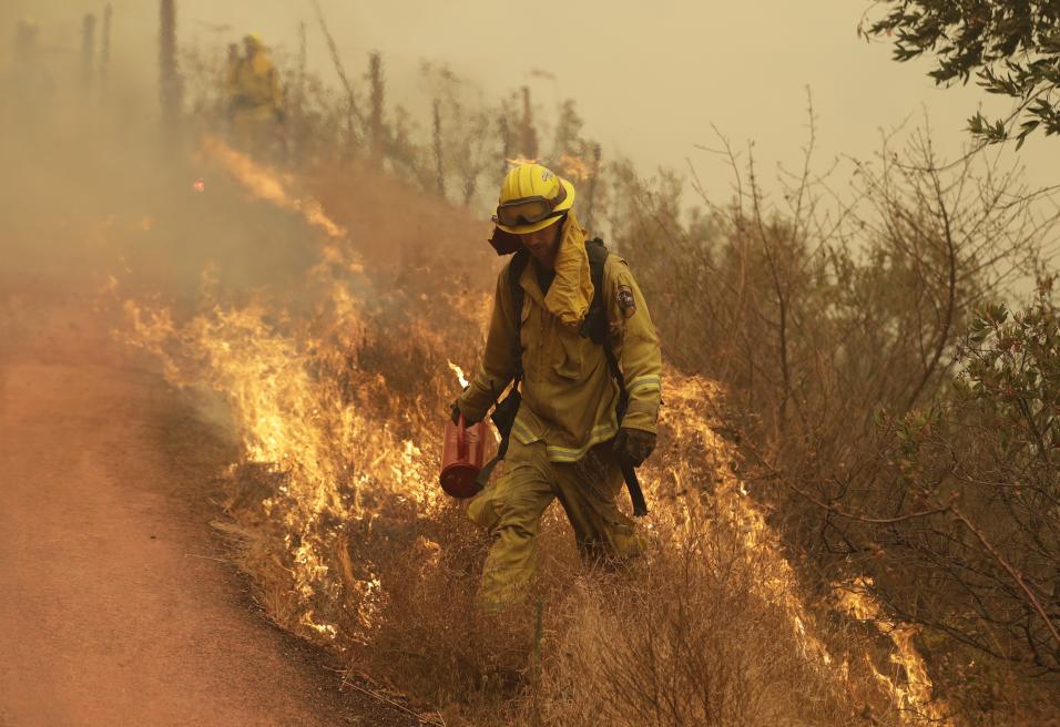 Bomberos logran contener múltiples incendios en California