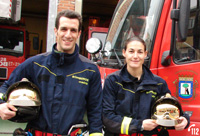 Bomberos extinguen el incendio de un nido de cigüeña y rescatan a un pollo