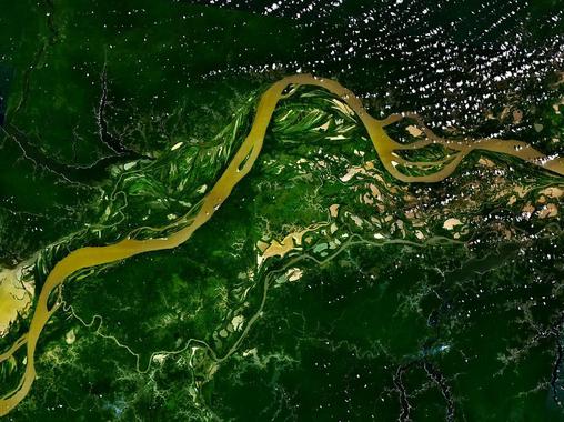 El transporte de sedimentos dibuja las sinuosas curvas del Amazonas