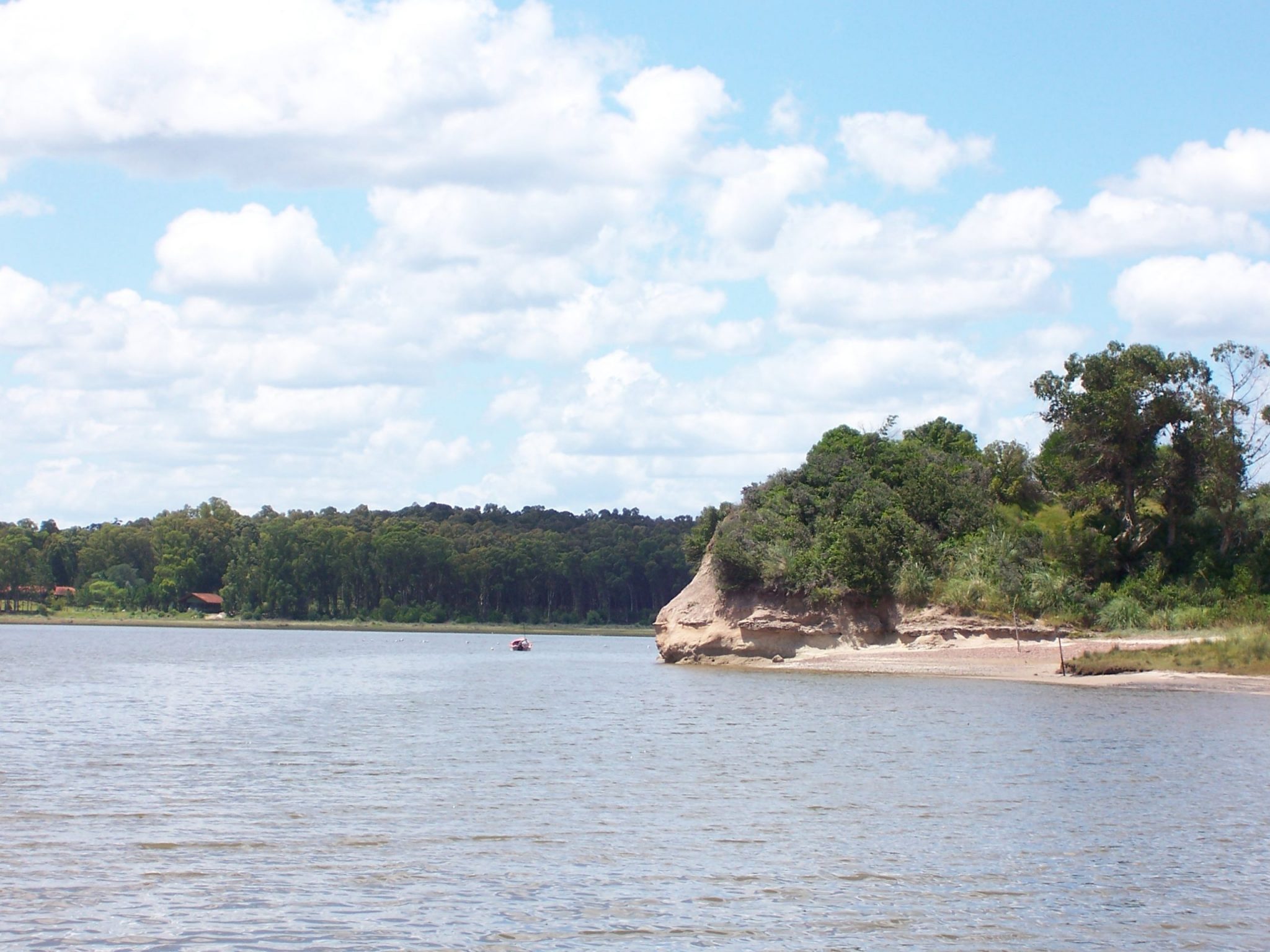 Limpian área de Montevideo afectada por derrame de crudo