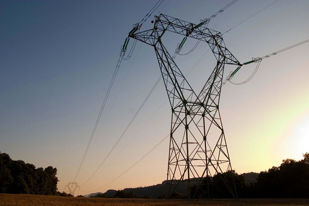 Europa expedienta a España por no evaluar el impacto de la línea de muy alta tensión en Santa Coloma (Barcelona)