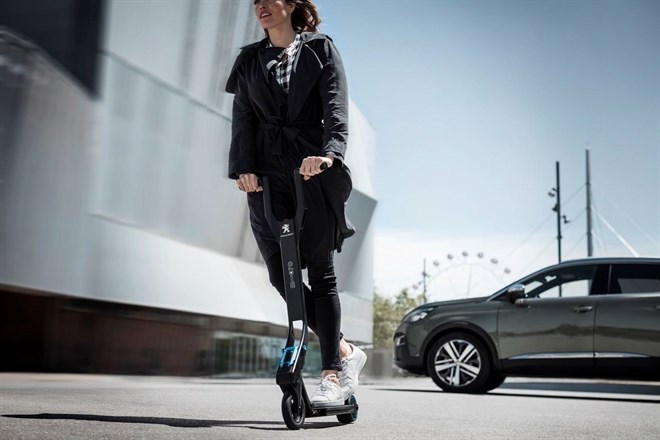 Peugeot e-Kick: el patinete deja de ser un juguete y se convierte en el vehículo ideal para moverse por la ciudad