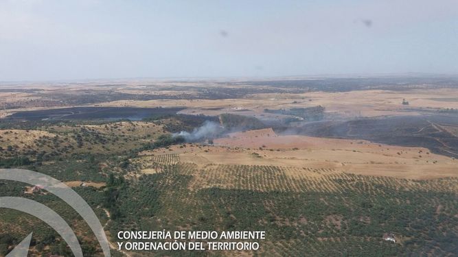 El Infoca da por extinguido el incendio forestal en Guadalcanal (Sevilla)