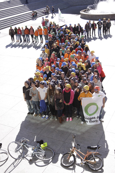 Más de 200 personas se unen para representar un molino de viento en Fuenlabrada
