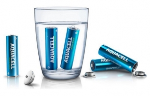 Una pila que se carga en el agua