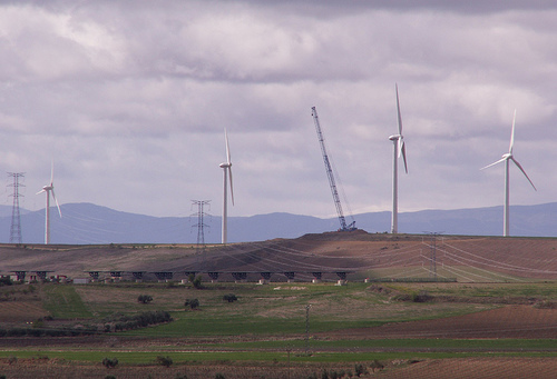 La instalación de parques eólicos enciende una polémica entre PSOE y PP