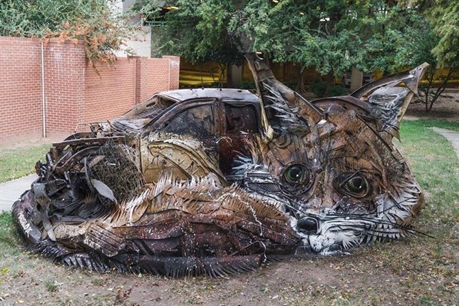 Esculturas de animales hechos con basura para concienciar sobre el medioambiente