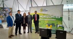 Javier Domínguez visita el stand de Sogama en Ecogalia