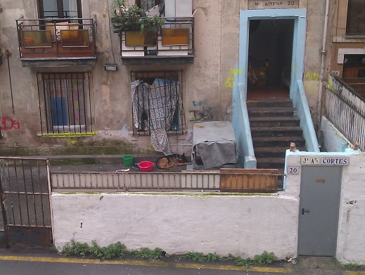 Un perro vive en condiciones de chabolismo en el casco viejo de Bilbao