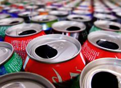 Los españoles reciclamos cada vez más latas de refrescos y más medicamentos