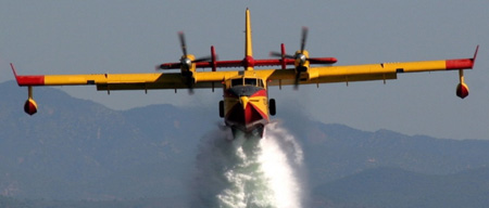 Medio Ambiente envía cuatro aeronaves para ayudar a la extinción del fuego en Artá (Mallorca)