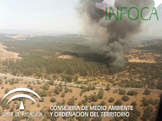 Controlado el incendio forestal de Zalamea la Real (Huelva)