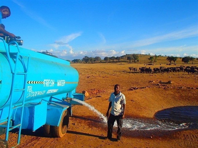Este hombre recorre kilómetros para abastecer de agua a animales salvajes en Kenia