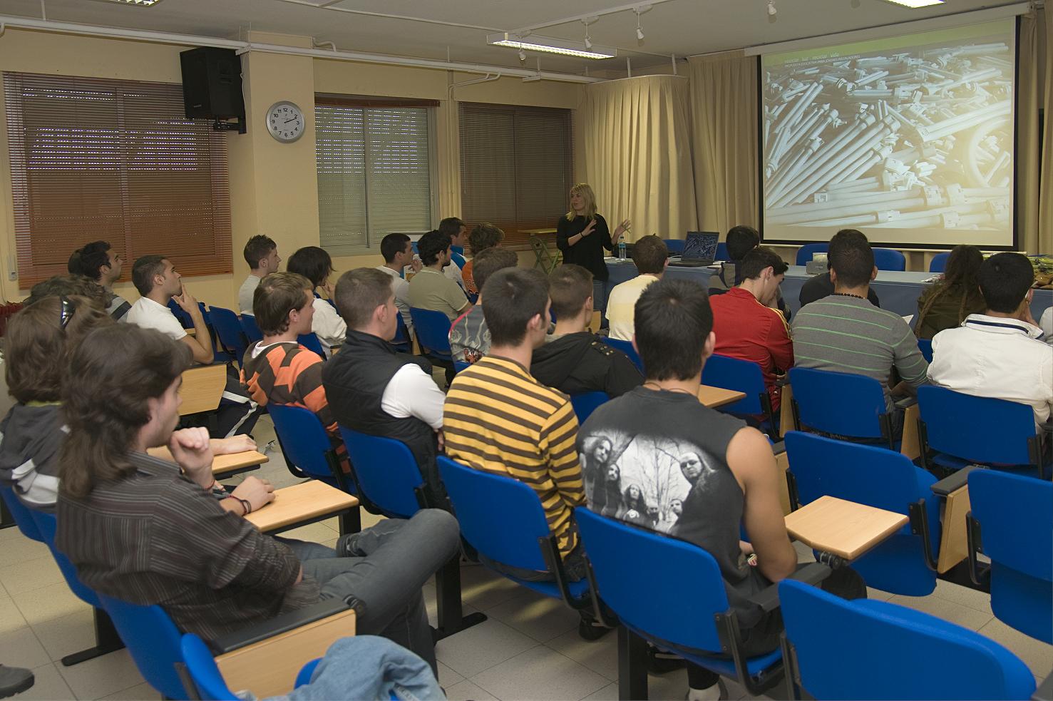 AMBILAMP desarrolla su proyecto educativo "Reciclar la luz es reciclar la vida"