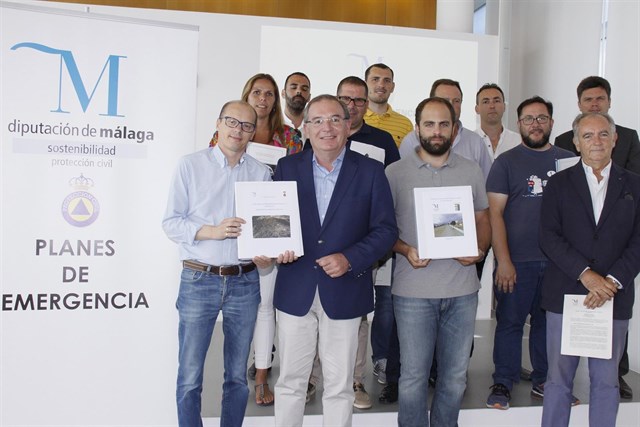 La Diputación de Málaga entrega a 13 municipios planes para emergencias