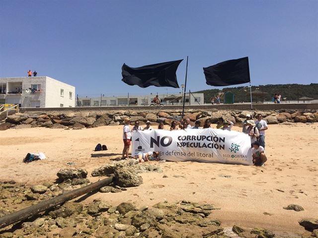 Ecologistas colocan una bandera negra en playa de Los Caños de Meca (Cádiz)
