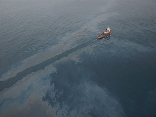 Repsol atribuye el vertido en Tarragona al mal funcionamiento de las válvulas de bombeo