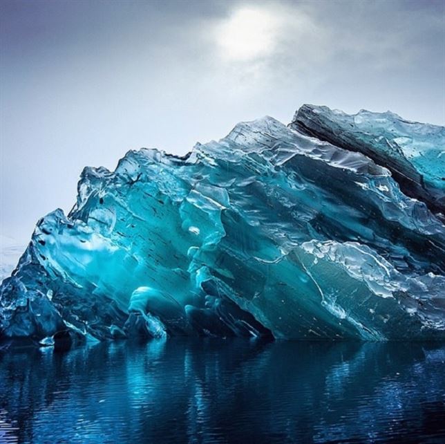 Las increíbles fotografías de un iceberg ‘al revés’